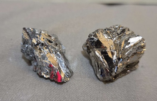 |sb| and |bi| are members of the Pnictogen group. This photo shows their similar surface crystal structures. |sb| has a silvery sheen, and |bi| a warmer sheen.